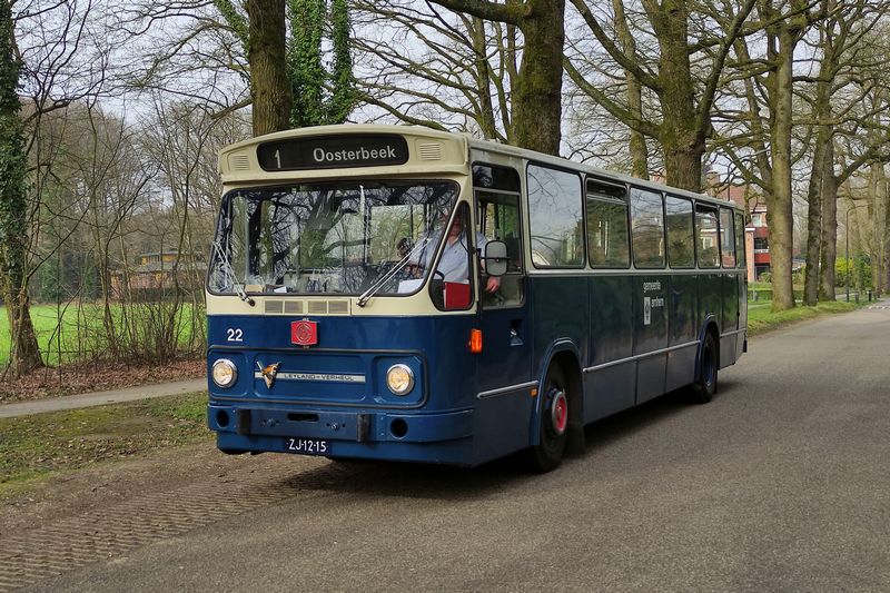 Rondrit met museumbussen door Arnhem